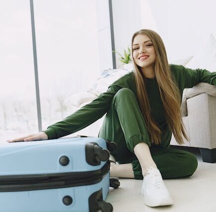 une femme avec sa valise