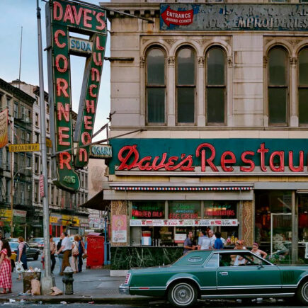 un restaurant et une rue