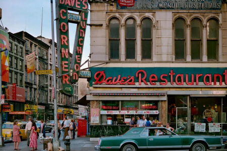 un restaurant et une rue