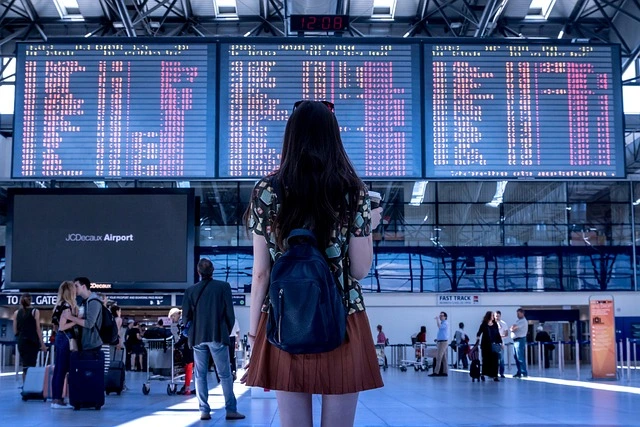une femme devant des tableaux dans un aéroport