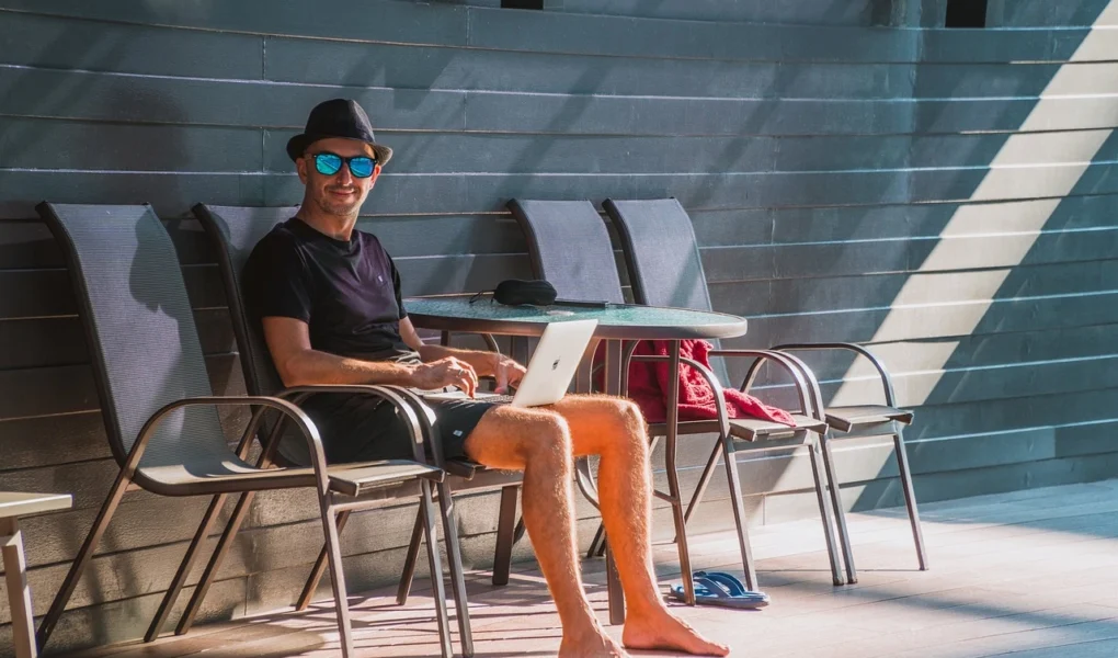 un digital nomad au bord d'une piscine
