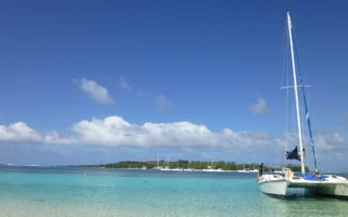 un catamaran sur la mer