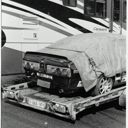 une voiture sur une remorque