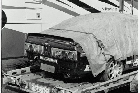 une voiture sur une remorque